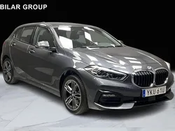 Grå Begagnad 2021 BMW 118 Sport Line Halvkombi | 239 000 kr (Marknadspris)