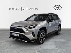 Grå (silvermetallic / svart tak) Begagnad 2024 Toyota RAV4 Hybrid Style SUV | 589 000 kr (Dyr)