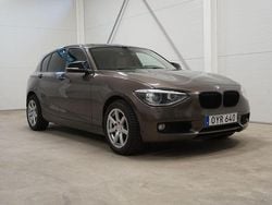 Brun (sparkling bronze metallic) Begagnad 2013 BMW 120 Halvkombi | 129 900 kr (Marknadspris)