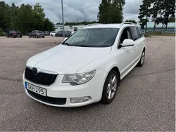 Vit Begagnad 2013 Skoda Superb Ambition Kombi | 49 900 kr (Superpris)