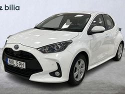Vit Begagnad 2023 Toyota Yaris Hybrid Active Halvkombi | 219 900 kr (Marknadspris)