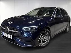 Mörkblå (blue) Begagnad 2022 Mercedes C300e AMG Kombi | 439 900 kr (Dyr)