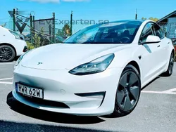 Vit Begagnad 2021 Tesla Model 3 Long Range Sedan | 229 000 kr (Marknadspris)