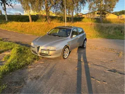 Grå Begagnad 2002 Alfa Romeo 147 Distinctive Halvkombi | 13 900 kr