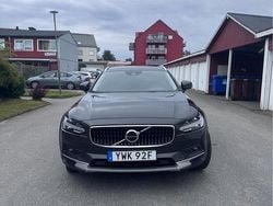Grå Begagnad 2021 Volvo V90 CC Momentum Kombi | 295 000 kr (Marknadspris)