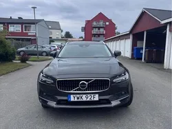 Grå Begagnad 2021 Volvo V90 CC Momentum Kombi | 295 000 kr (Marknadspris)