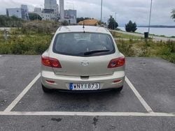 Grå Begagnad 2004 Mazda 3 Inclusive Halvkombi | 23 000 kr (Marknadspris)