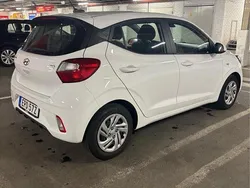 Vit Begagnad 2020 Hyundai i10 Essential Halvkombi | 103 500 kr (Marknadspris)
