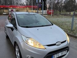 Grå Begagnad 2010 Ford Fiesta Halvkombi | 39 900 kr (Marknadspris)