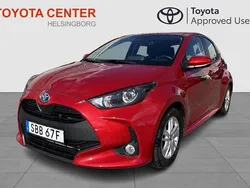 Röd Begagnad 2022 Toyota Yaris Hybrid Active Halvkombi | 209 900 kr (Marknadspris)