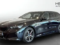 Svart (black) Begagnad 2025 BMW 530e M Sport Kombi | 719 700 kr (Marknadspris)