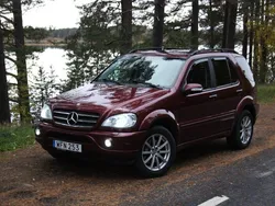 Röd Begagnad 2005 Mercedes ML400 SUV | 60 000 kr