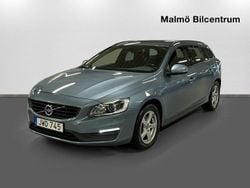 Ljusblå Begagnad 2018 Volvo V60 Kinetic Kombi | 209 900 kr (Marknadspris)