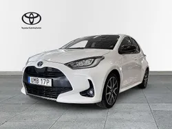 Vit Begagnad 2022 Toyota Yaris Hybrid Halvkombi | 218 900 kr (Marknadspris)