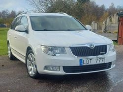 Vit Begagnad 2011 Skoda Superb Elegance Kombi | 61 000 kr (Marknadspris)