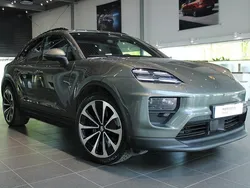 Mörkgrå Begagnad 2024 Porsche Macan SUV | 995 000 kr