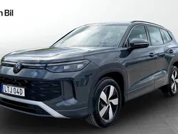 Grå (dolphin grey metallic) Ny 2025 VW Tayron Life SUV | 529 900 kr (Bra pris)
