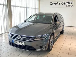 Mörkgrå (grå) Begagnad 2017 VW Passat GTE Kombi | 149 900 kr (Marknadspris)