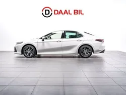 Vit Begagnad 2021 Toyota Camry Hybrid Executive Sedan | 309 700 kr (Marknadspris)