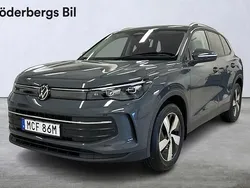 Mörkgrå Ny 2025 VW Tiguan Life SUV | 449 800 kr (Marknadspris)