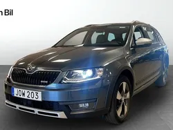 Grå (kvartsgrå metallic) Begagnad 2017 Skoda Octavia Kombi | 219 900 kr (Marknadspris)