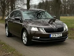 Mörkbrun (brun metallic ) Begagnad 2017 Skoda Octavia Business Line Halvkombi | 120 000 kr (Marknadspris)