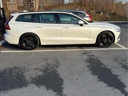 Vit Begagnad 2019 Volvo V60 Momentum Kombi | 210 000 kr (Marknadspris)