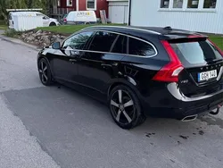Svart Begagnad 2017 Volvo V60 Summum Kombi | 129 900 kr (Marknadspris)