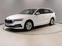 Vit (candy white) Begagnad 2023 Skoda Octavia Kombi | 264 900 kr (Marknadspris)
