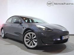 Grå Begagnad 2021 Tesla Model 3 Long Range AWD Sedan | 284 900 kr (Bra pris)
