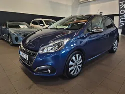 Mörkblå Begagnad 2017 Peugeot 208 Style Halvkombi | 99 900 kr (Bra pris)