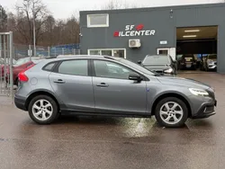 Grå Begagnad 2017 Volvo V40 CC Momentum Kombi | 184 900 kr (Marknadspris)