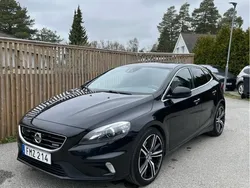 Svart Begagnad 2015 Volvo V40 R-Design Kombi | 153 990 kr (Marknadspris)