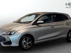 Grå (silver) Ny 2025 MG MG3 Luxury Halvkombi | 269 990 kr (Marknadspris)
