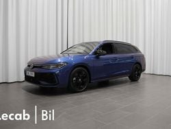 Blå (reef blue metallic) Ny 2025 VW Passat R-line Kombi | 489 500 kr (Marknadspris)