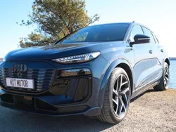 Blå (plasmablå metallic) Begagnad 2025 Audi Q6 e-tron S-Line SUV | 939 000 kr (Marknadspris)