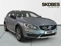 Ljusblå (blå) Begagnad 2017 Volvo V60 CC Summum Kombi | 240 000 kr (Marknadspris)
