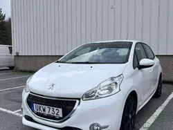 Vit Begagnad 2015 Peugeot 208 Halvkombi | 45 500 kr (Marknadspris)