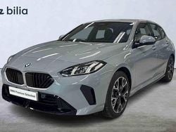 Grå Begagnad 2025 BMW 120 Halvkombi | 369 900 kr