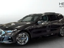 Grå (grey) Begagnad 2025 BMW 530e M Sport Kombi | 648 700 kr (Superpris)