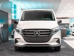 Vit Ny 2025 Mercedes Vito Minibuss | 618 750 kr (Dyr)