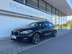Svart Begagnad 2022 BMW 118 Sport Line Halvkombi | 254 500 kr (Marknadspris)