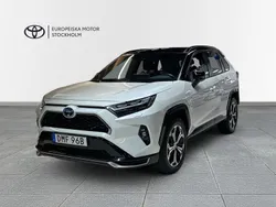 Vit (vit metallic med svart tak) Begagnad 2022 Toyota RAV4 Hybrid Premium SUV | 479 900 kr (Bra pris)