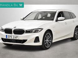 Vit Begagnad 2023 BMW 330e Kombi | 399 700 kr