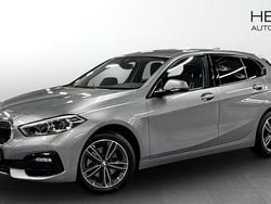 Grå Begagnad 2022 BMW 118 Sport Line Halvkombi | 244 700 kr (Marknadspris)