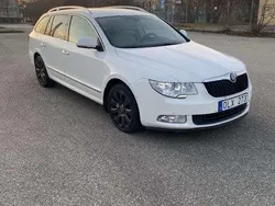 Vit Begagnad 2011 Skoda Superb Elegance Kombi | 62 500 kr (Marknadspris)