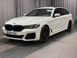 Vit Begagnad 2022 BMW 530e M Sport Kombi | 399 900 kr (Marknadspris)