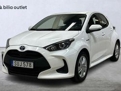 Vit Begagnad 2021 Toyota Yaris Hybrid Active Halvkombi | 169 900 kr (Marknadspris)