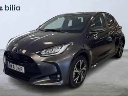 Grå Begagnad 2025 Toyota Yaris Hybrid Halvkombi | 279 900 kr