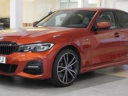 Orange Begagnad 2021 BMW 330e M Sport Sedan | 314 900 kr (Bra pris)
